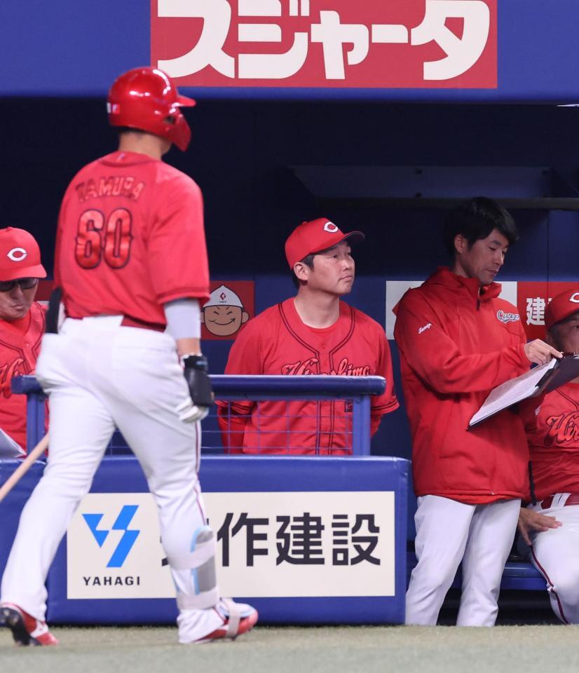 　試合が終わり、スコアボードを見つめる新井監督（撮影・市尻達拡）