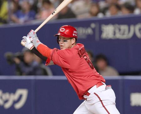 　３回、左翼線への二塁打を放つ小園