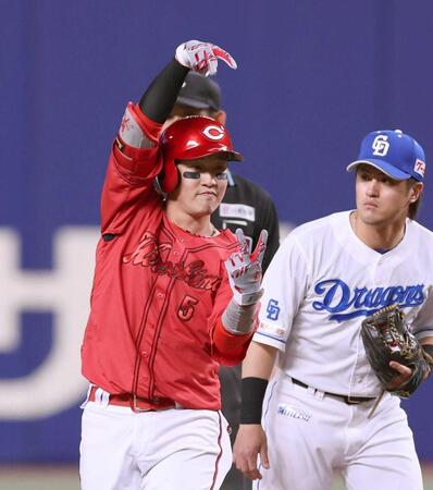 　３回、二塁打を放ち、ポーズを決める小園