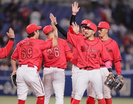 　中日に勝ち、喜ぶ広島ナイン