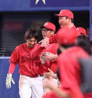 　１１回、生還した羽月をたたえる新井監督（撮影・市尻達拡）