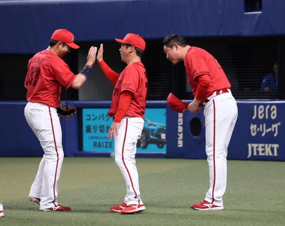 　試合終了後、決勝打を放った野間に、帽子をとって最敬礼する新井監督（撮影・市尻達拡）