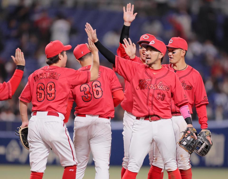 　中日に勝ち、喜ぶ広島ナイン