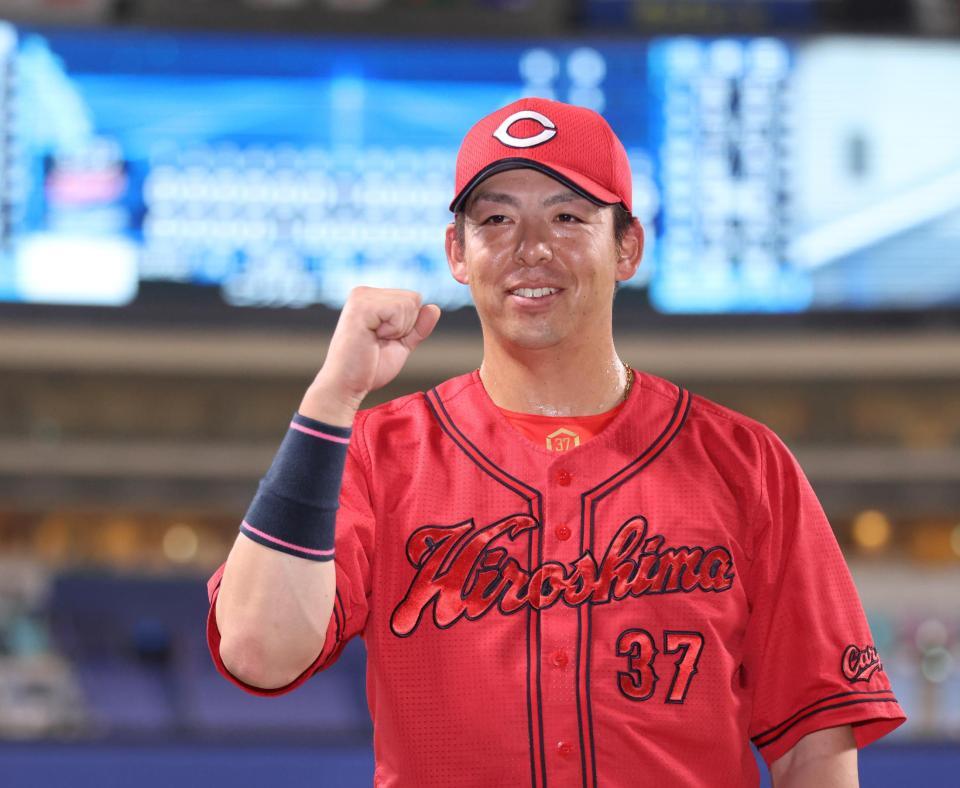 　中日に勝利しポーズをとる野間