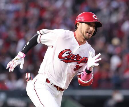 　２回、左翼線への２点タイムリー二塁打を放つ菊池（撮影・市尻達拡）