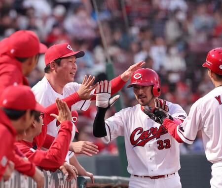 　２回、生還し、新井監督から笑顔で迎えられる菊池（撮影・市尻達拡）