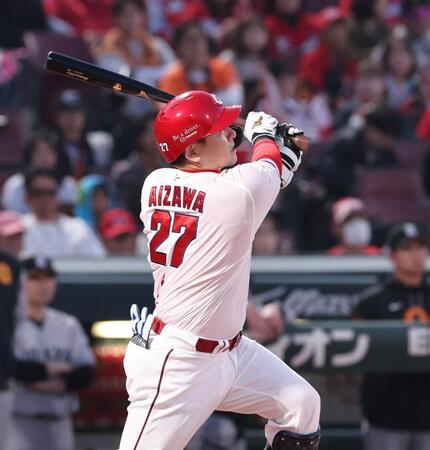 　２回、左前タイムリーを放つ会沢（撮影・市尻達拡）