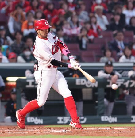 　２回、左翼線への２点タイムリー二塁打を放つ菊池（撮影・市尻達拡）