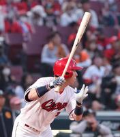 　２回、左前打を放つ野間（撮影・市尻達拡）