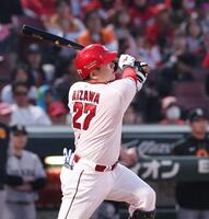 　２回、左前タイムリーを放つ会沢（撮影・市尻達拡）