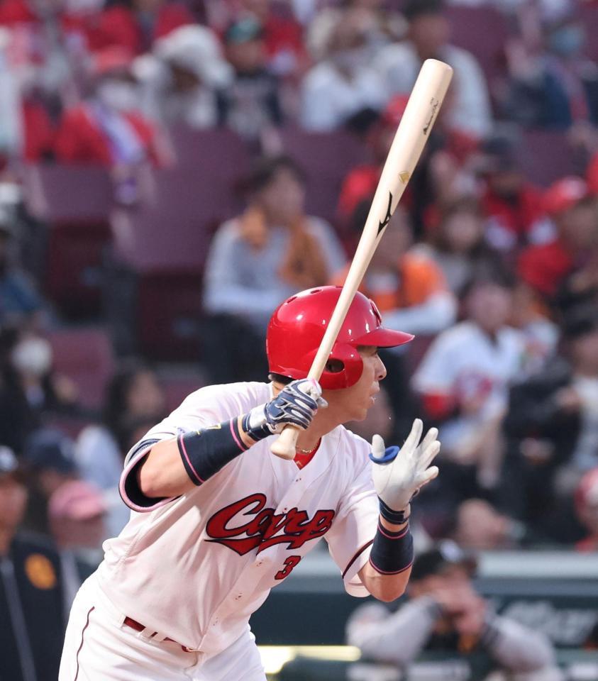 　２回、左前打を放つ野間（撮影・市尻達拡）