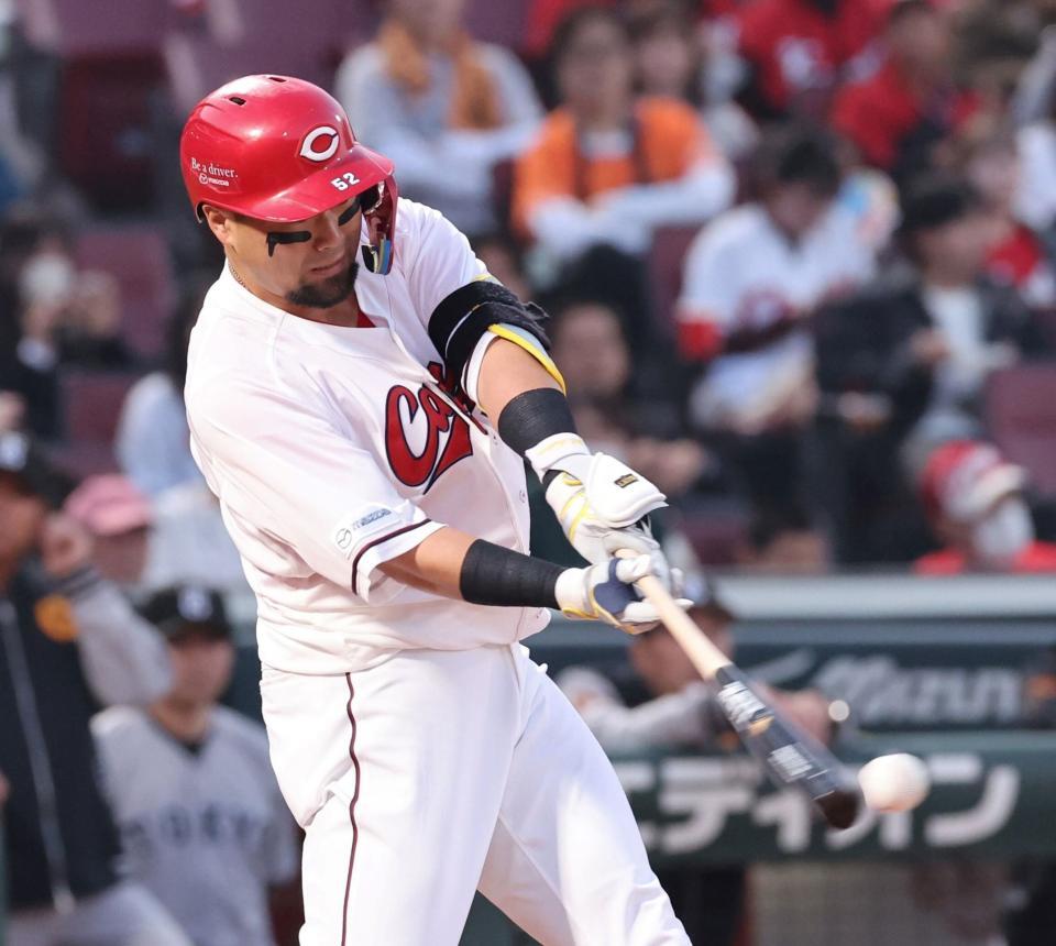 　２回、左前打を放つ末包（撮影・市尻達拡）