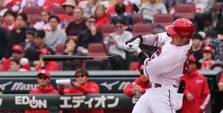広島・末包がまたバットを折られる　２試合で４本目　前日の試合後には「大至急（バットを）頼みます」と苦笑い