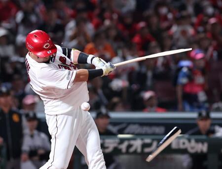 　４回、この打席で２度目のバットを折る末包＝１１日