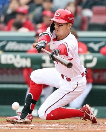 　３回、矢野が投前に先制のスクイズを決める