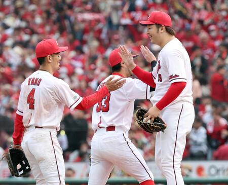 　巨人戦で完封して今季初勝利を挙げ、矢野（左）とタッチを交わす床田