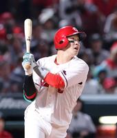 　４回、右越え２点タイムリー二塁打を放つ小園（撮影・市尻達拡）