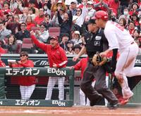 　３回、矢野がスクイズを決め、ガッツポーズする新井監督（撮影・市尻達拡）