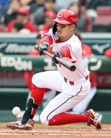 　３回、矢野が投前に先制のスクイズを決める