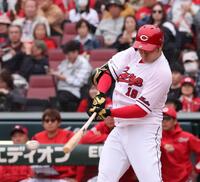 　７回、右翼線への安打を放つ床田（撮影・市尻達拡）