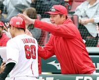 　３回、矢野のスクイズで生還した三走田村（左）を迎える新井監督