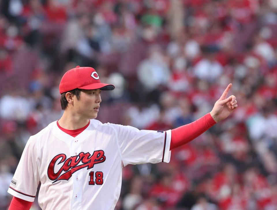 　１回、３者凡退スタートに人さし指を立てる森下（撮影・市尻達拡）