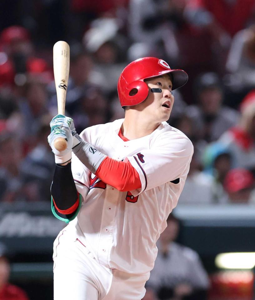 　４回、右越え２点タイムリー二塁打を放つ小園（撮影・市尻達拡）