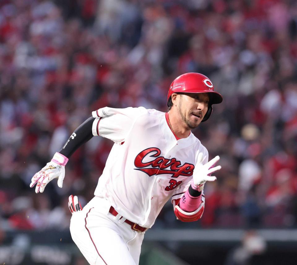 　２回、左翼線への２点タイムリー二塁打を放つ菊池（撮影・市尻達拡）