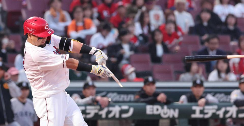 　２回、バットを折りながら左前打を放つ末包（撮影・市尻達拡）