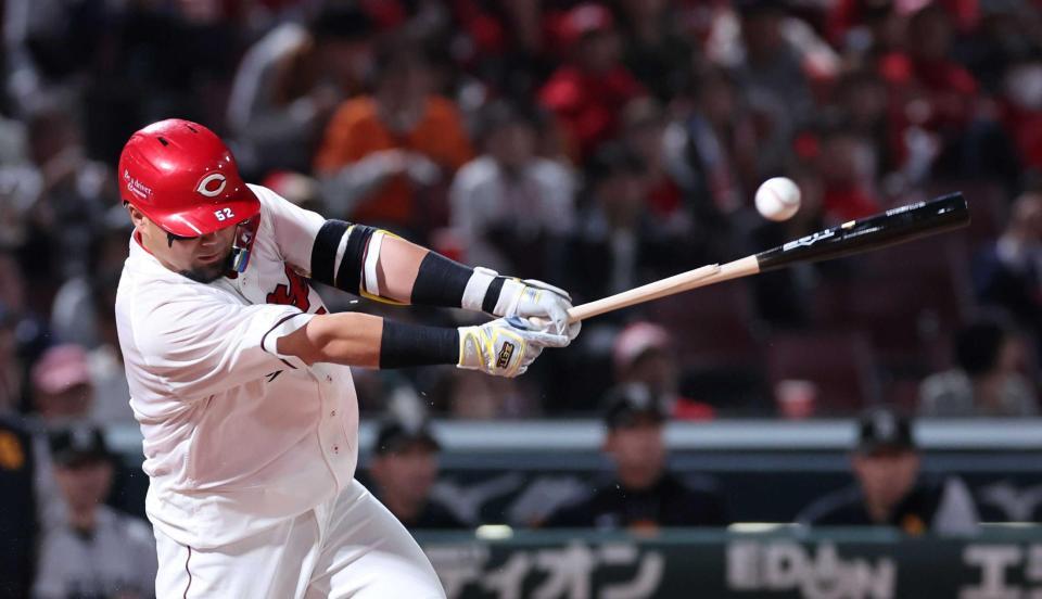 　４回、ファウルとなった投球で、バットを折られた末包（撮影・市尻達拡）