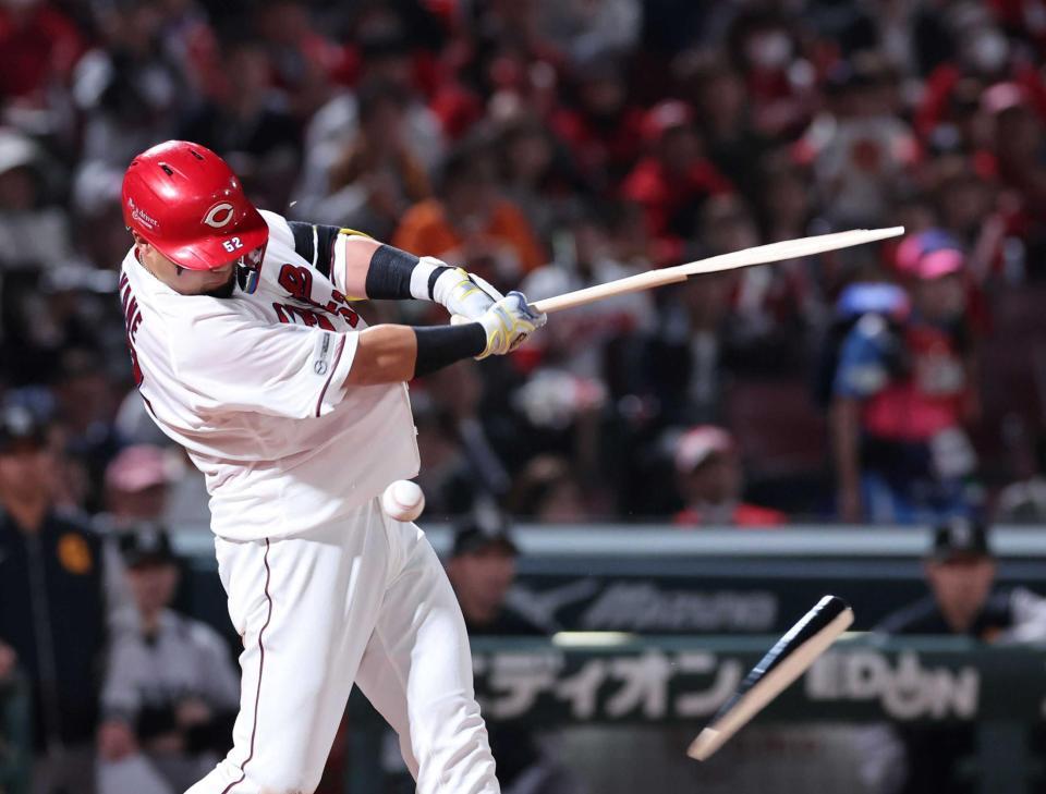 　４回、この打席で２度目のバットを折る末包（撮影・市尻達拡）