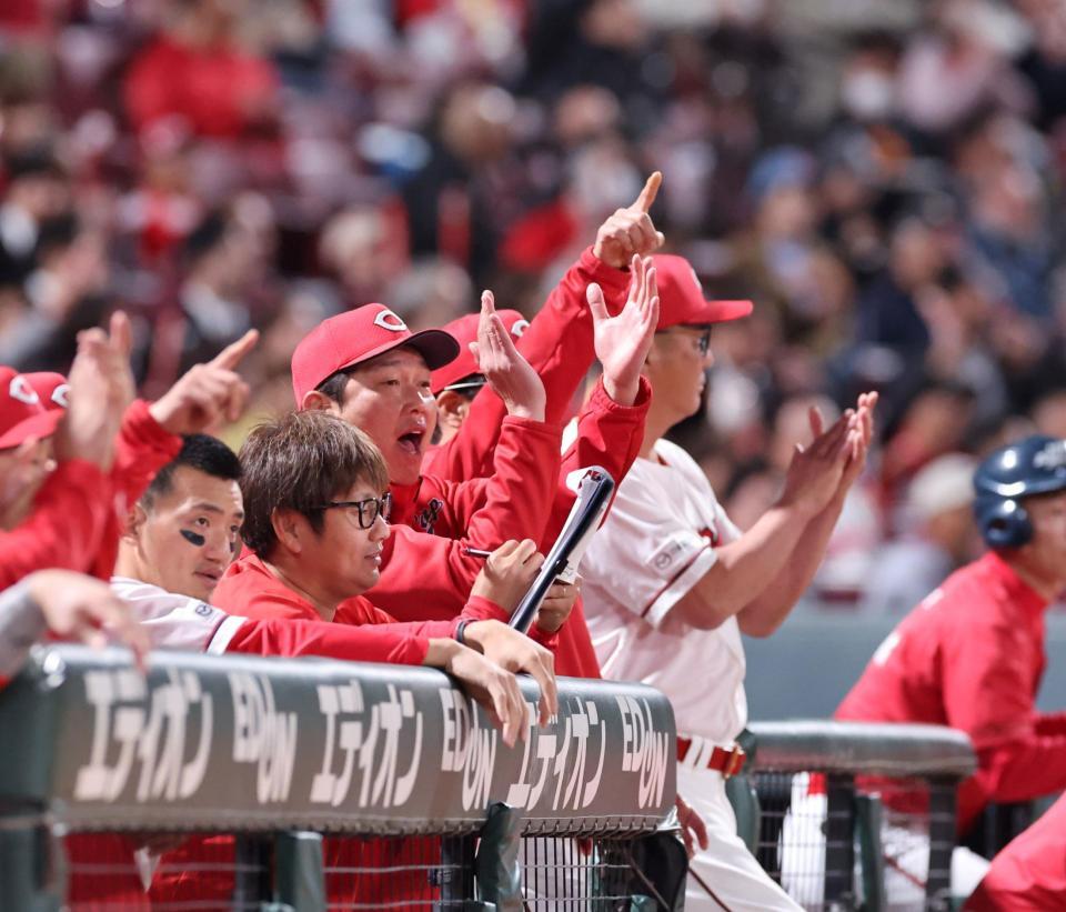 　４回、大量得点に手を叩いて喜ぶ新井監督（撮影・市尻達拡）