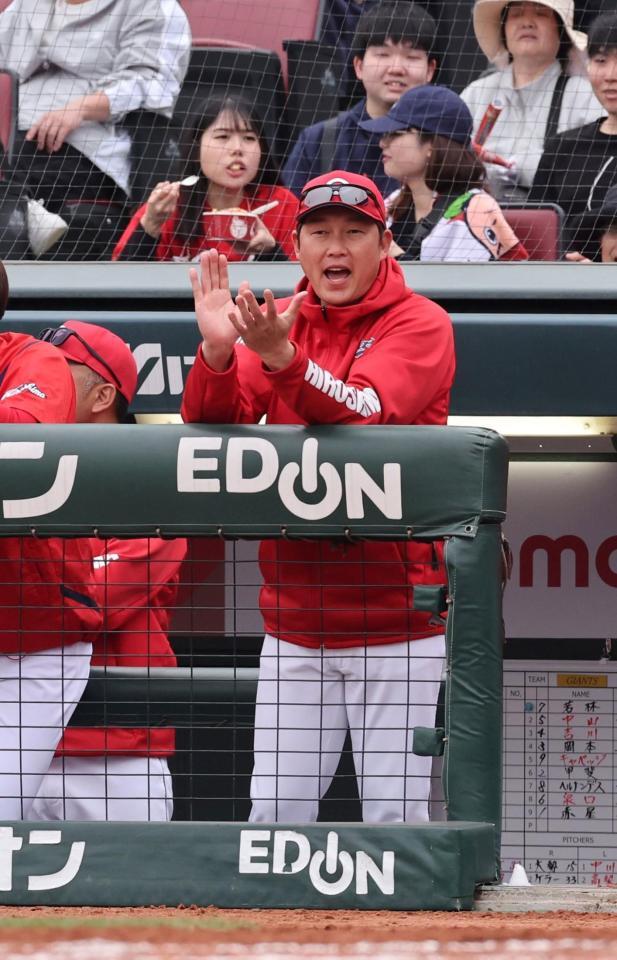 　２回、手を叩いてナインを鼓舞する新井監督（撮影・市尻達拡）