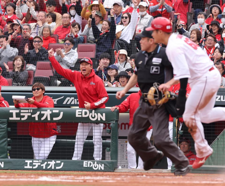 　３回、矢野がスクイズを決め、ガッツポーズする新井監督（撮影・市尻達拡）