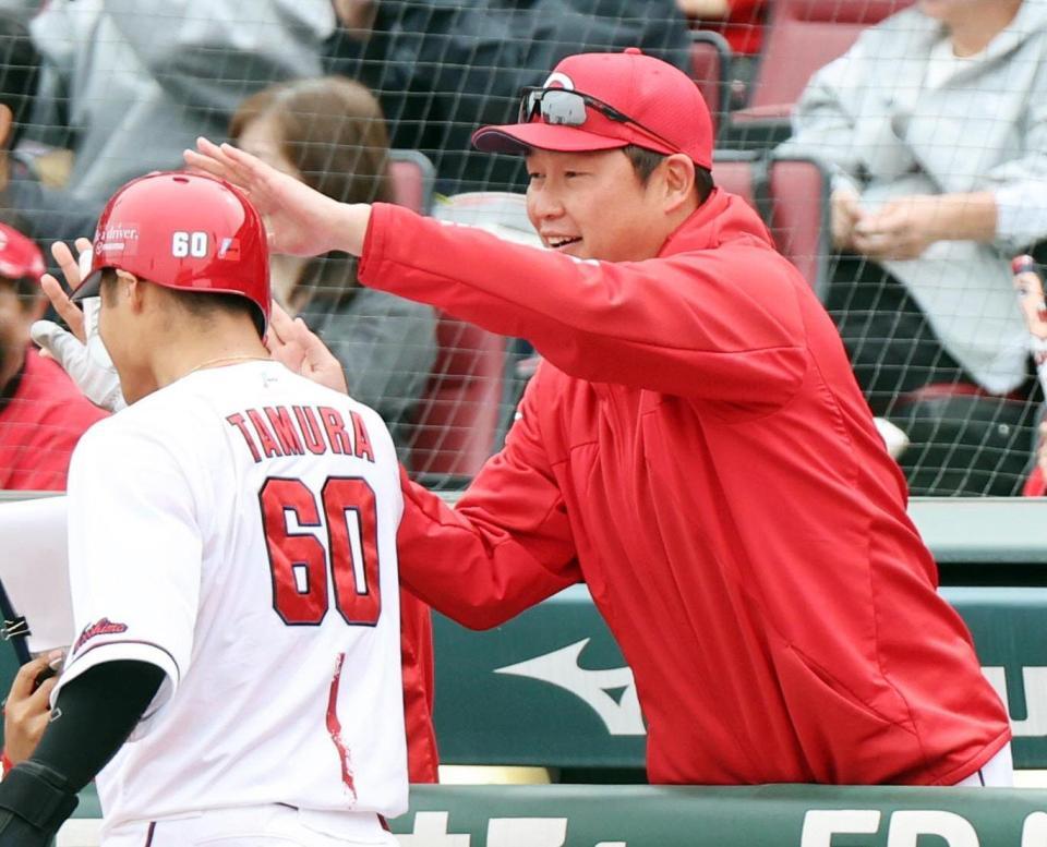 　３回、矢野のスクイズで生還した三走田村（左）を迎える新井監督