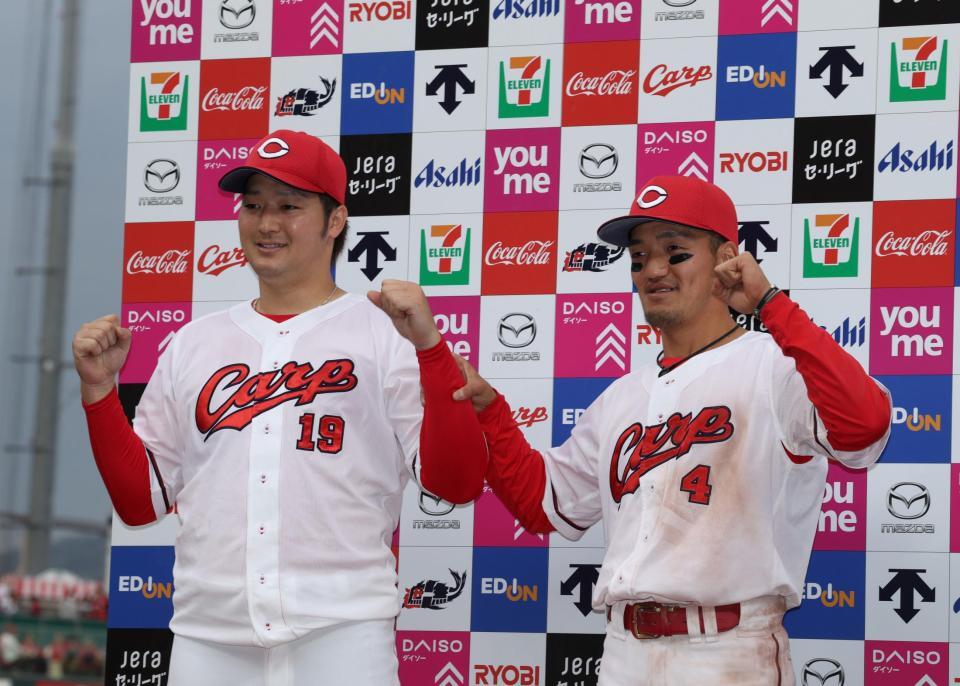 　お立ち台でポーズを決める床田と矢野（撮影・市尻達拡）