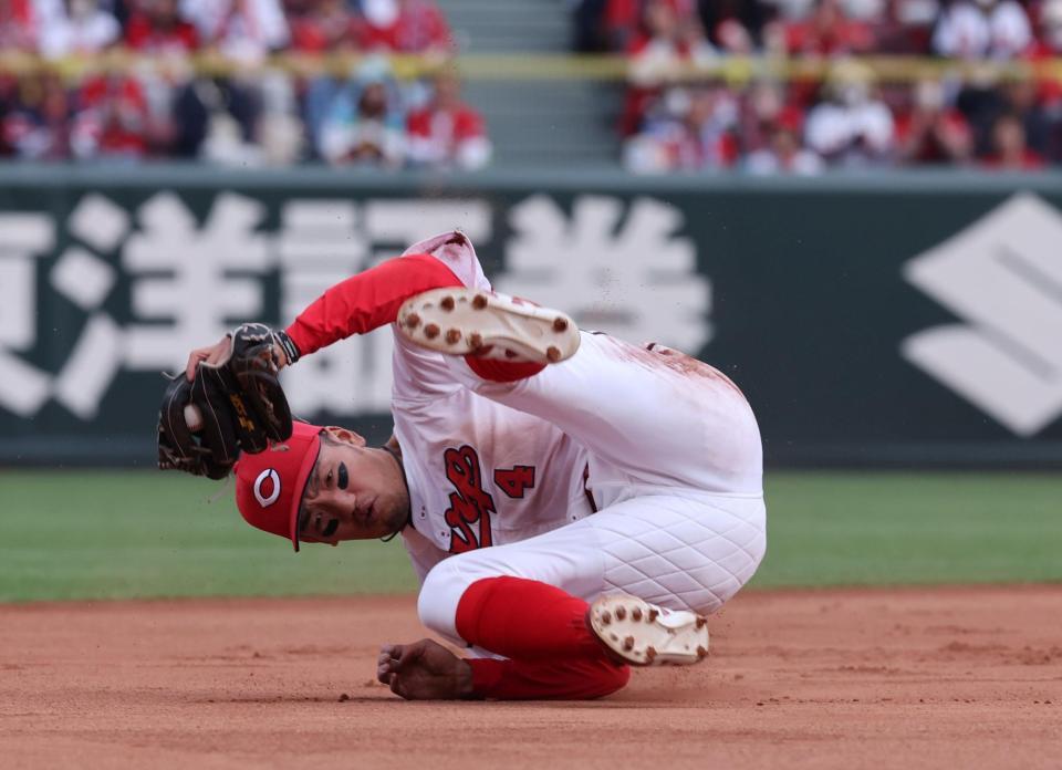 　９回、中山の打球を好捕する矢野（撮影・市尻達拡）