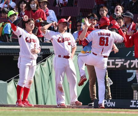 　６回、左越えソロを放ったファビアンを出迎える森と小園（撮影・市尻達拡）