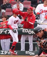 　３回、スクイズを決めた矢野を笑顔で迎える新井監督（撮影・市尻達拡）