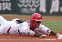 　３回、中越え三塁打を放ち、三塁へヘッドスライディングする田村（撮影・市尻達拡）