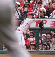 　４回、岡本のファウルボールを捕球し、判断良く三塁へ送球する田村（撮影・市尻達拡）