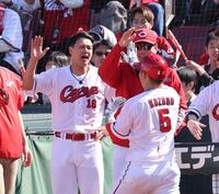 　５回、生還した小園を出迎える森（撮影・市尻達拡）