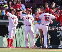 　６回、左越えソロを放ったファビアンを出迎える森と小園（撮影・市尻達拡）