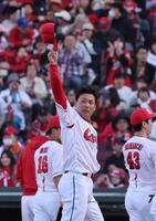 　９回を締め、ファンに手を振る栗林（撮影・市尻達拡）