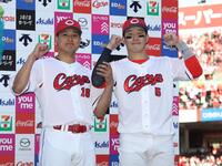 　お立ち台でポーズをとる森と小園（撮影・市尻達拡）