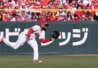 　７回、ヘルナンデスの打球を好捕するファビアン（撮影・市尻達拡）