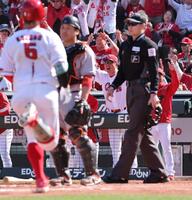 　５回、生還する小園に、感情を爆発させる新井監督（撮影・市尻達拡）