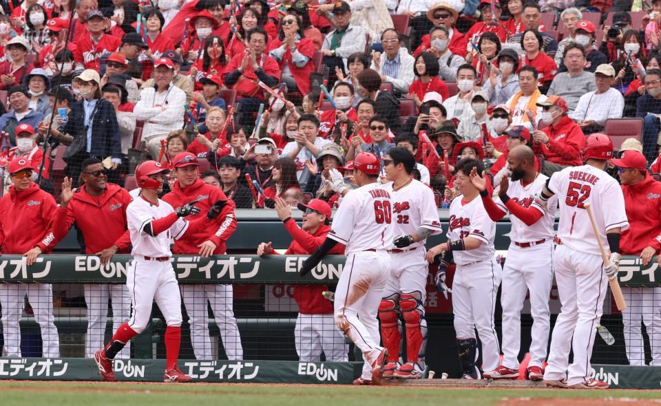 　３回、スクイズを決めた矢野と生還した田村を出迎える広島ナイン（撮影・市尻達拡）