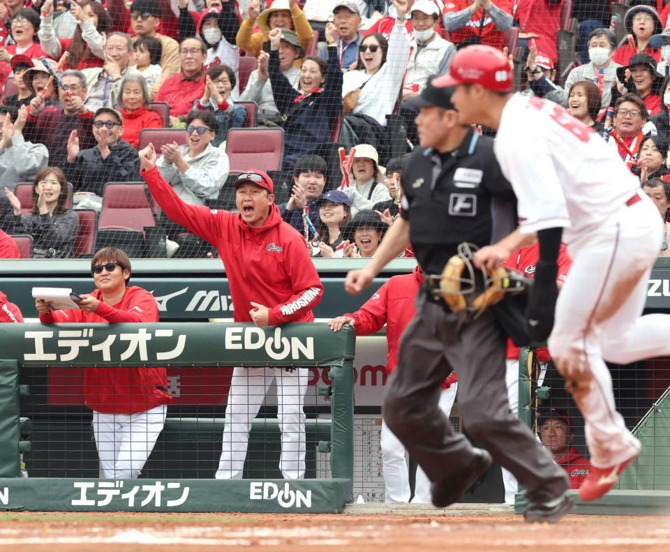 　３回、矢野のスクイズで田村（右）が生還し、ガッツポーズする新井監督（撮影・市尻達拡）