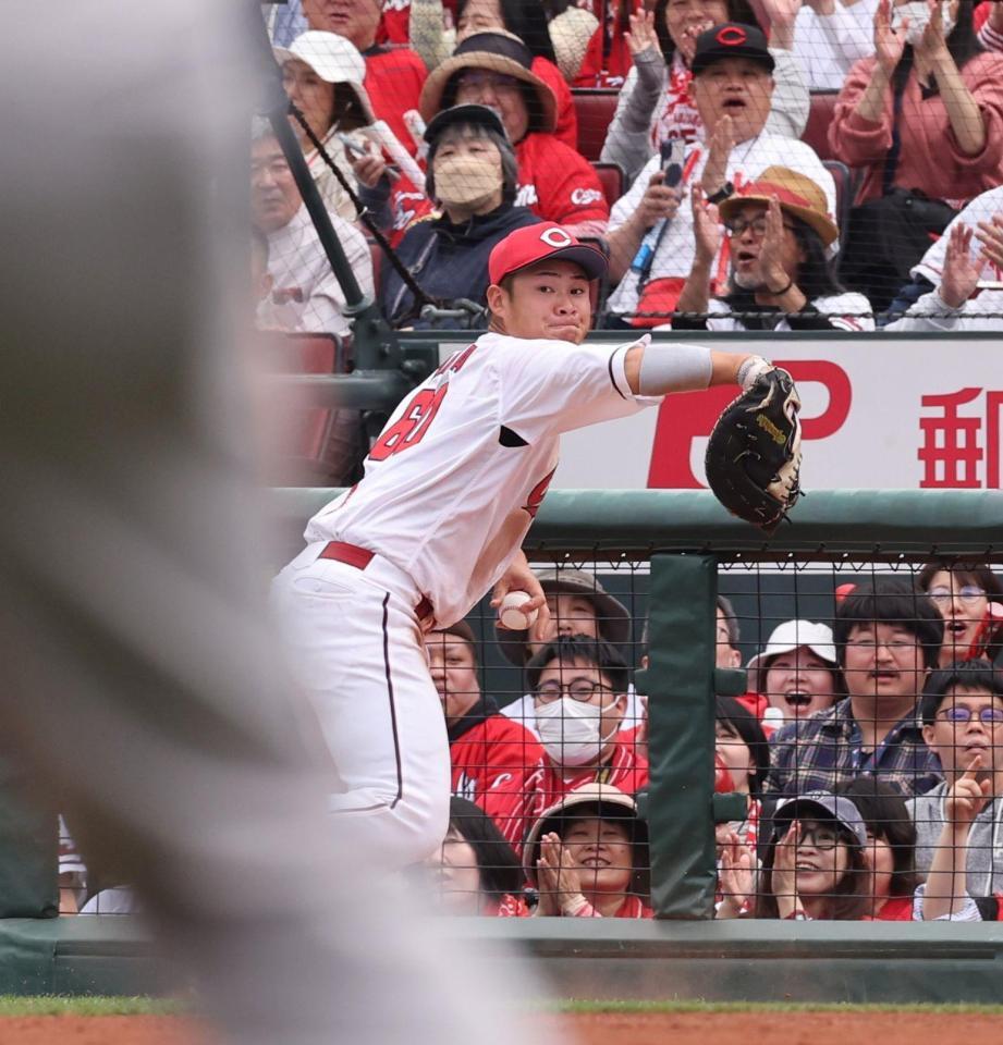 　４回、岡本のファウルボールを捕球し、判断良く三塁へ送球する田村（撮影・市尻達拡）